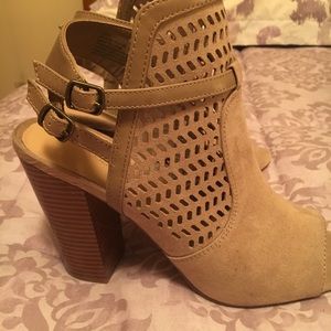 Never Worn! Size 9 tan suede